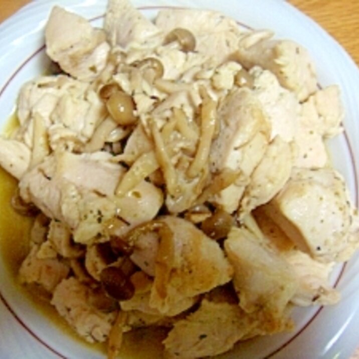 ハーブ塩ヨーグルトの鶏ムネ肉とシメジの炒め物。